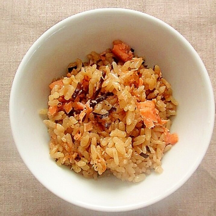 鮭と塩昆布の炊き込みご飯 レシピ 作り方 By はぁぽじ 楽天レシピ 鮭と塩昆布の炊き込みご飯 レシピ 作り方 By はぁぽじ 楽天レシピ